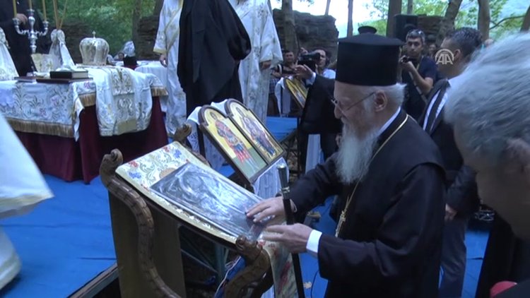 Fener Rum Patriği 1. Bartholomeos Erdek'de ayin yönetti