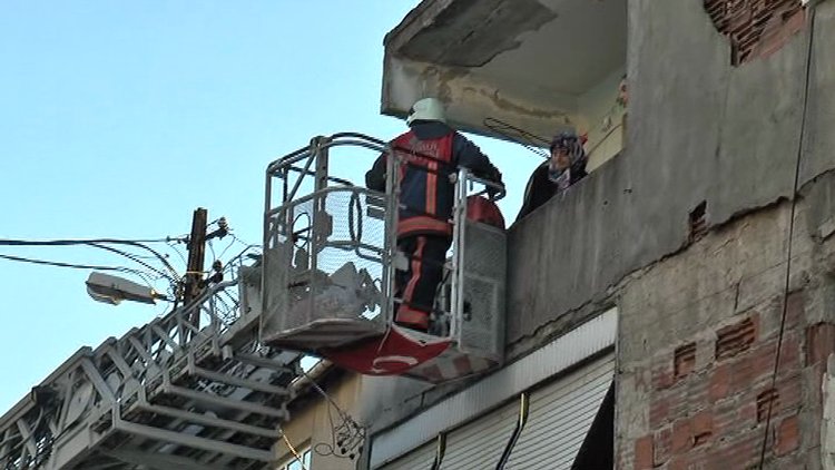 3 katlı binanın merdiveni çöktü, anne-kız mahsur kaldı