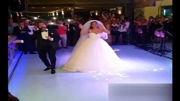 Timur Acar Ile Eda Ozerkan Dan Dhinka Chika Ile Dugun Dansi