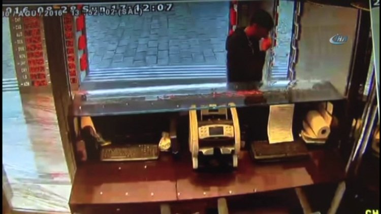 Çaldığı altınları ağzında sakladı