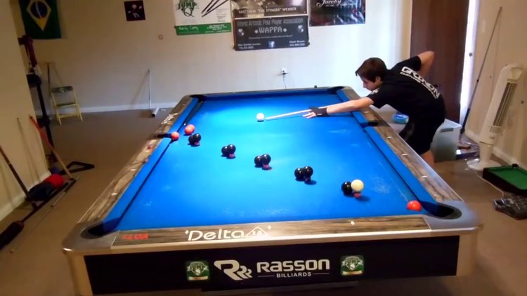 Bilardo ustası genç yetenek