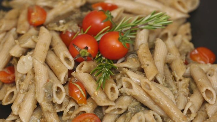 Nursel'in Evi'nden "Diyet Usulü Patlıcanlı Domatesli Penne" tarifi!