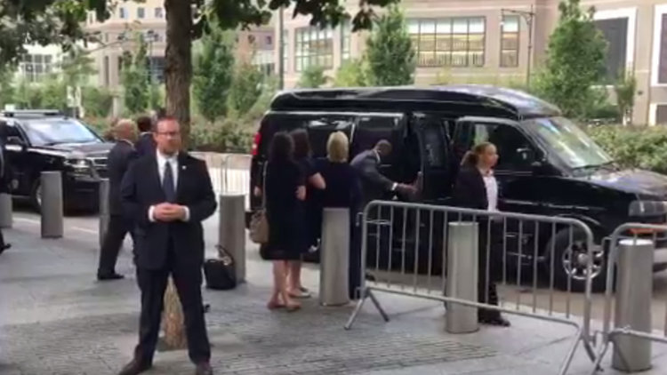 Hillary Clinton fenalaştı, töreni terk etti