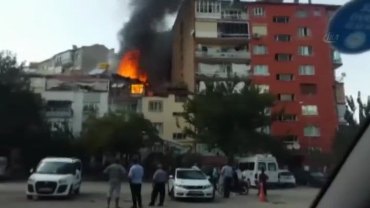 Çatı katında kurban eti pişirilen ev yandı