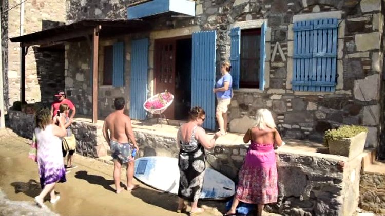 Tarık Akan'ın evi ziyaretçi akınına uğradı