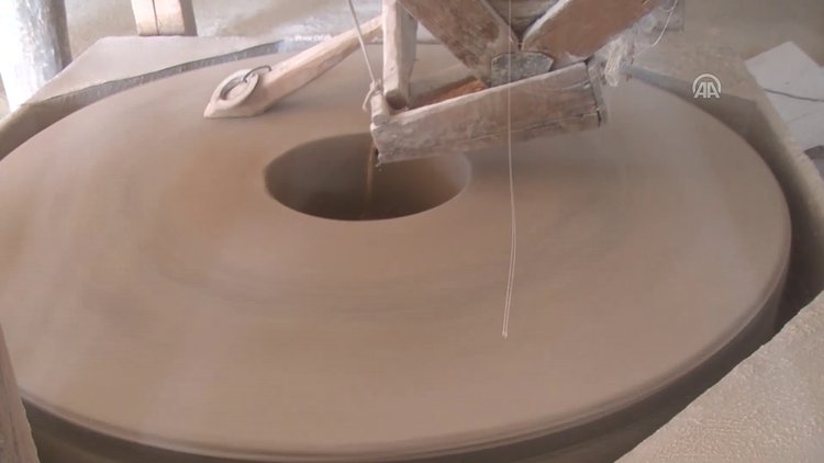 150 yıllık değirmende buğday öğütülüyor