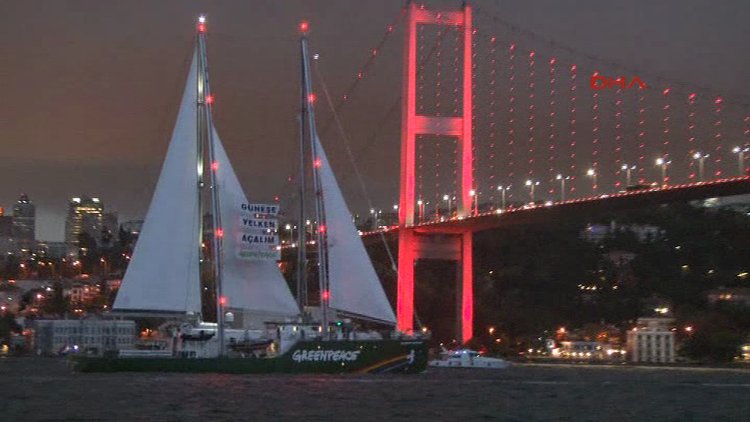 Efsane gemi boğazdan geçti
