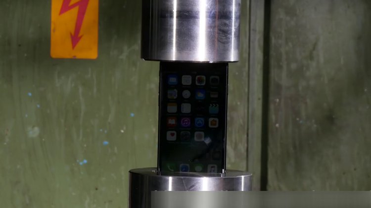 Iphone 7 pres makinesinin altında kalırsa...