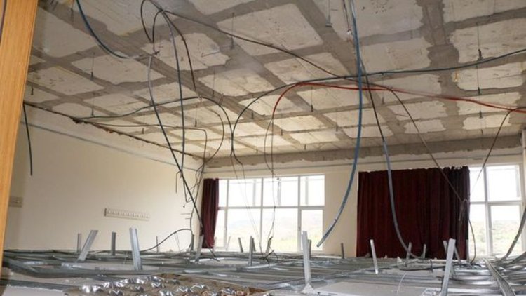 Derste sınıfın tavanı çöktü: 5 yaralı