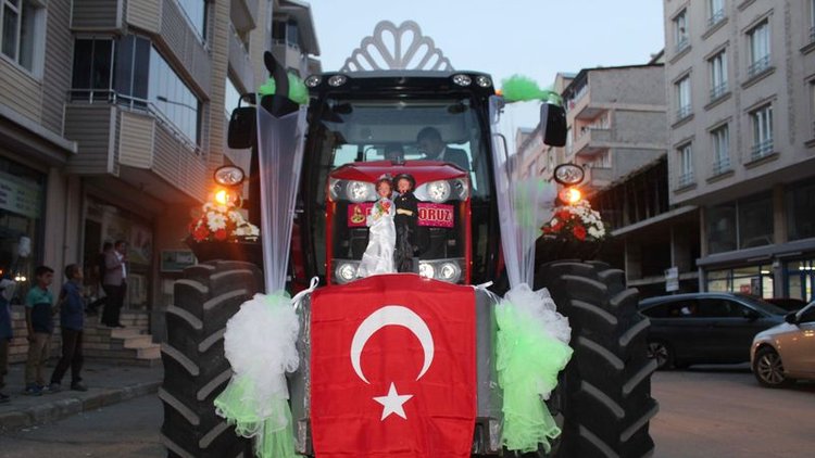 Damat çiftçi olunca gelin arabası traktör oldu