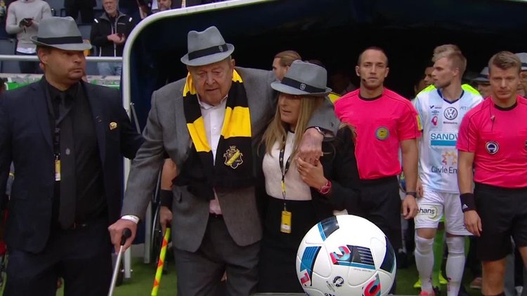 Çocuk yerine yaşlılar sahada!