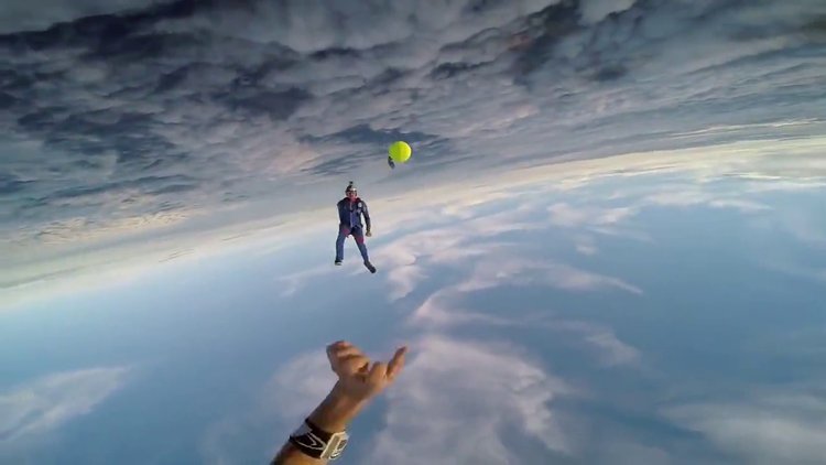 13 bin feet yükseklikte tenis topu oynamak