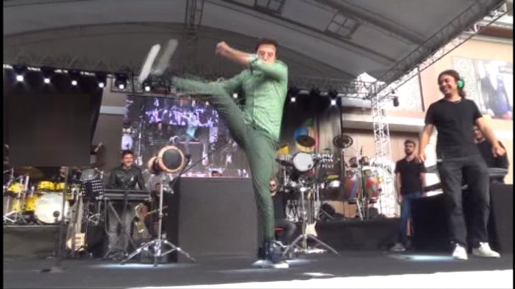 Uçan tekme nasıl atılır ? Bir de Mustafa Ceceli'den izleyin