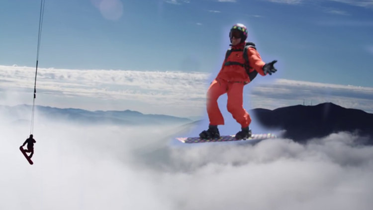 Bulutların üstünde snowboard