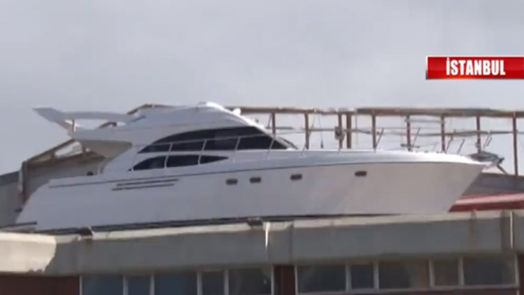 Deniz değil yol manzaralı lüks yat!