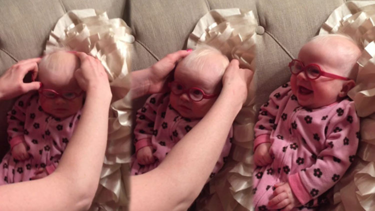 Sevimli bebek yeni gözlükleriyle annesine ilk kez bakıyor