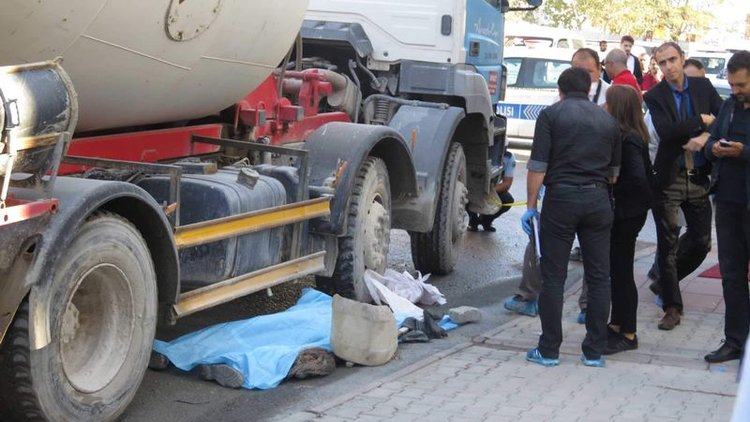 Beton mikseri altında kalan temizlik işçisi feci şekilde can verdi