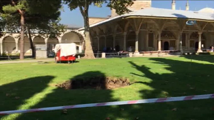 Topkapı Sarayı'ndaki bahçesinde oluşan çukurda inceleme