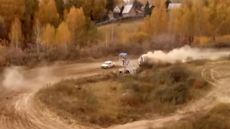 Ralli aracı pistten çıkarak hakem kulesine uçtu