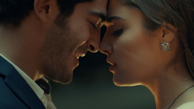 Hayat ve Murat öpüştü! showtv.com.tr'ye özel uzun versiyon