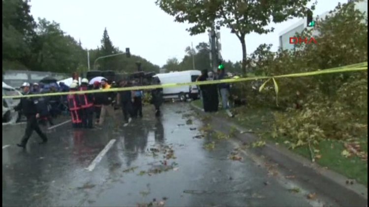 Maslak'ta beton mikseri araçlara çarparak devrildi