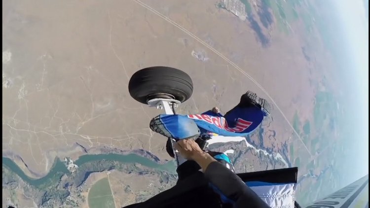 Wingsuit atlayışı sırasında uçağa takıldı
