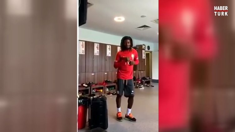 Luis Cavanda soyunma odasında dans