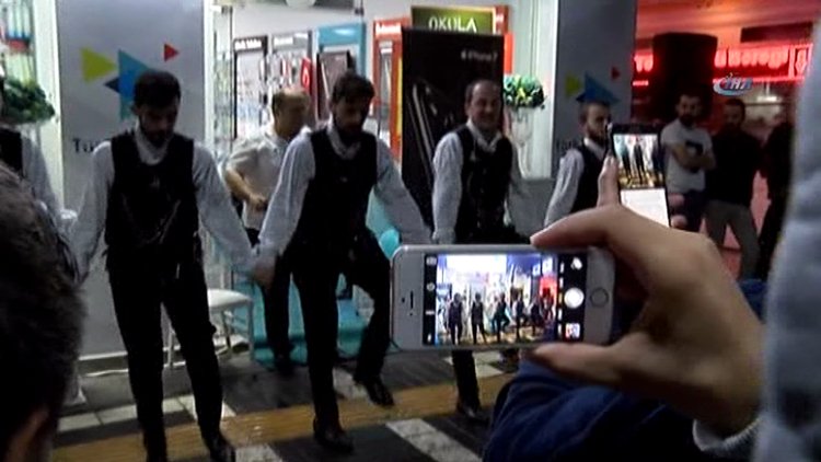 İphone 7 kemençe horon eşliğinde satışa sunuldu