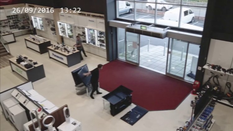 Dört televizyonu aynı anda kıran sakar