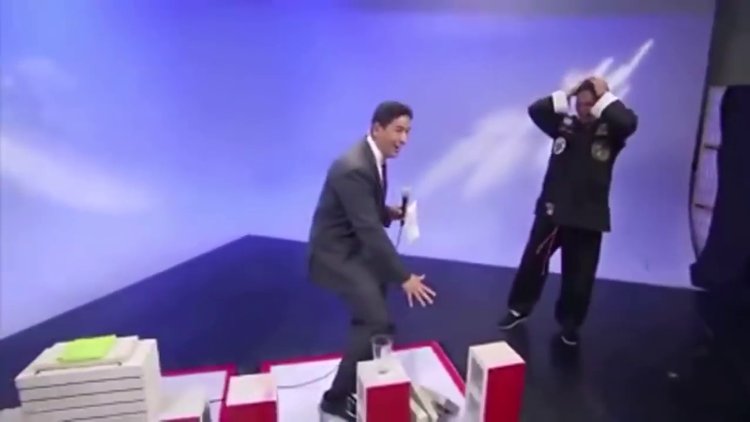 Spiker Kung Fu üstadının hilesini canlı yayında ele verdi!