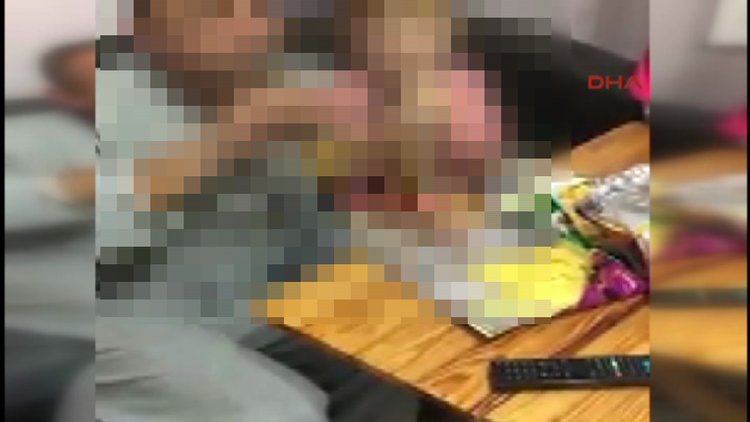 Küçük çocuğuna bira içirirken çektirdiği görüntüleri paylaştı