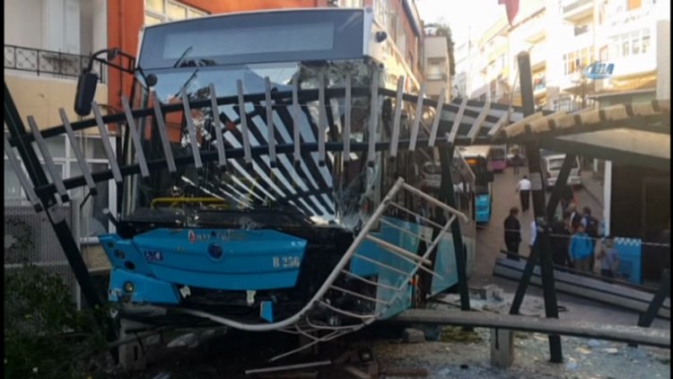 Kağıthane'de freni boşalan otobüs oyun parkına girdi