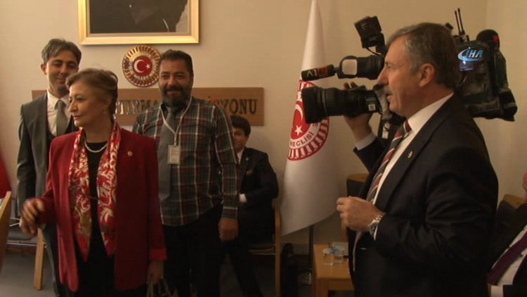 Selçuk Özdağ darbe girişimi komisyonunda kamerayı alıp çekim yaptı