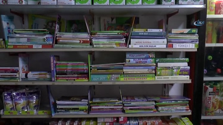 Bu bakkalda para değil kitap geçiyor