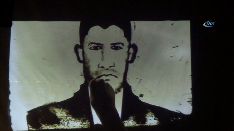 Şehit Ömer Halisdemir'in resmini kum sanatıyla çizdiler