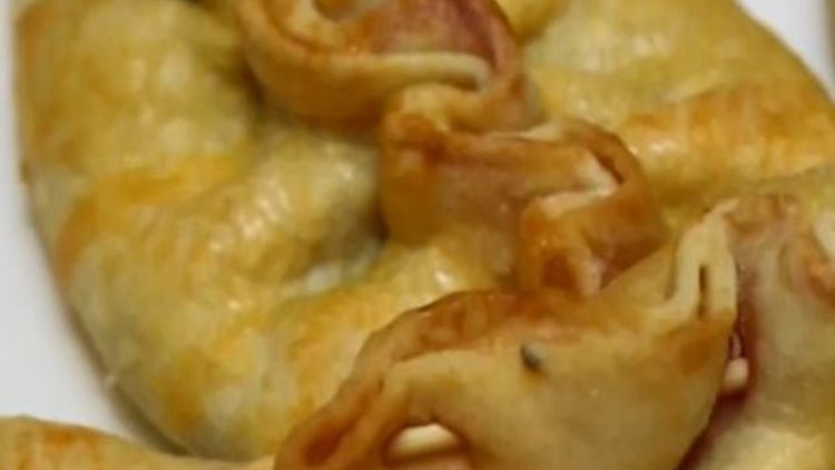 'Kıymalı Cevizli Fırfırlı Börek' Tarifi