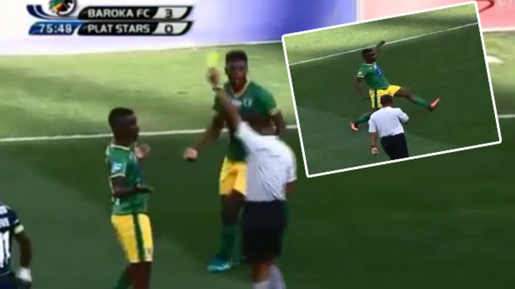 Neden sarı kart yediğini anlamayan futbolcu