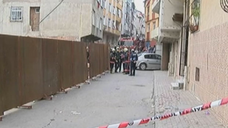 Esenler'de göçük tehlikesi! 2 bina boşaltıldı