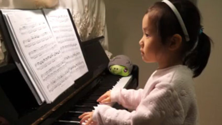 5 yaşındaki çocuktan piyano şovu