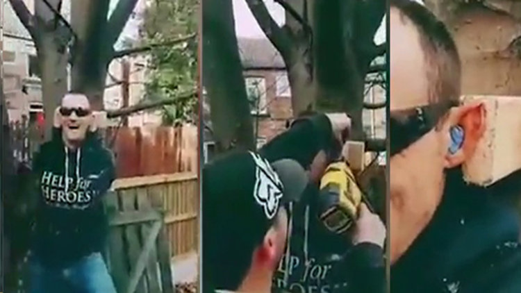 Kulağını ağaca çiviletti!