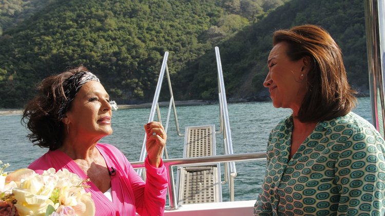 Hülya Koçyiğit, denizin ortasında başına gelenlere inanamadı!