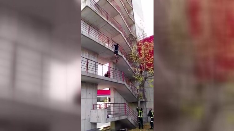 İtfaiyeci Örümcek Adam kamerada