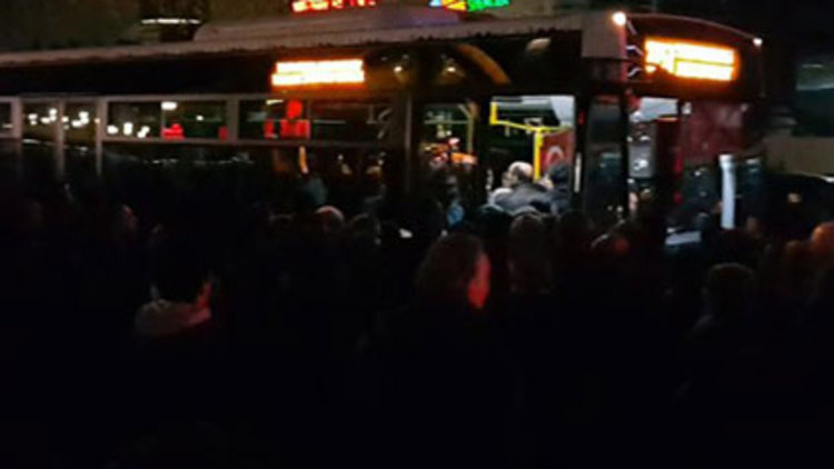 Bekledikleri otobüs gelmeyince trafiği kapattılar