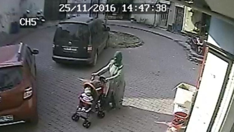 Bebek arabası çalan hırsız güvenlik kamerasına yakalandı