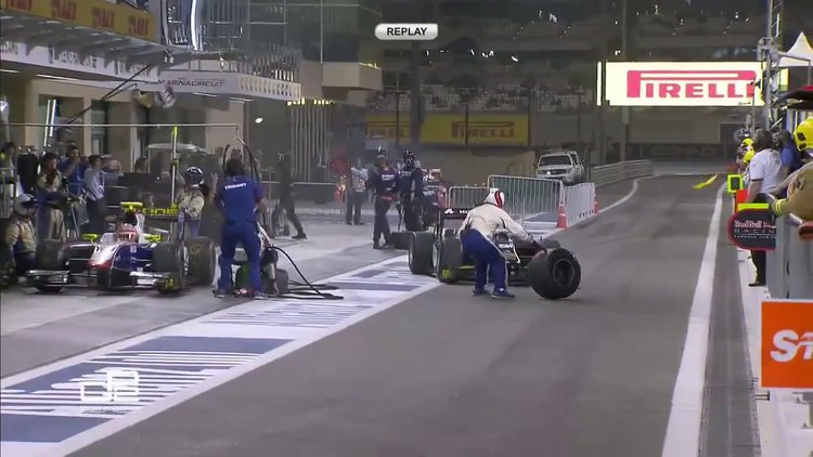 Tamirci yarış pilotunun önüne atladı!