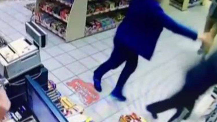 Soyguncalara karşı koyan bakkal güvenlik kamerasında
