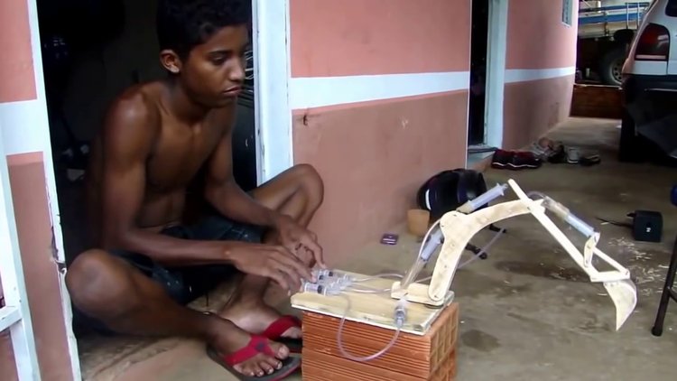 Şırıngadan minyatür kepçe yaptı