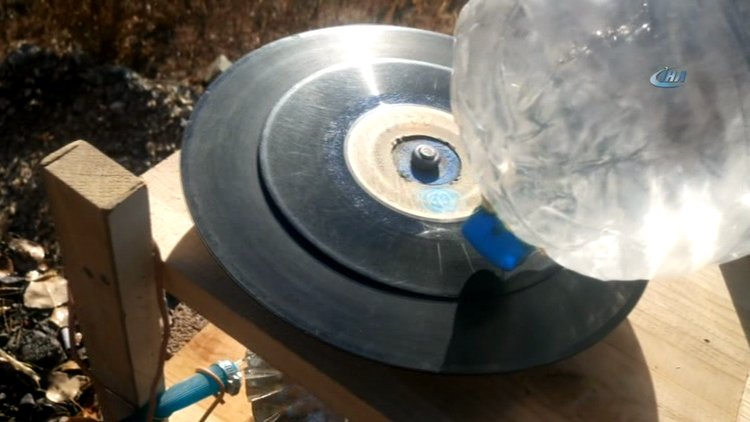 Pet şişe ve su ile çalışan Gramofon yaptı