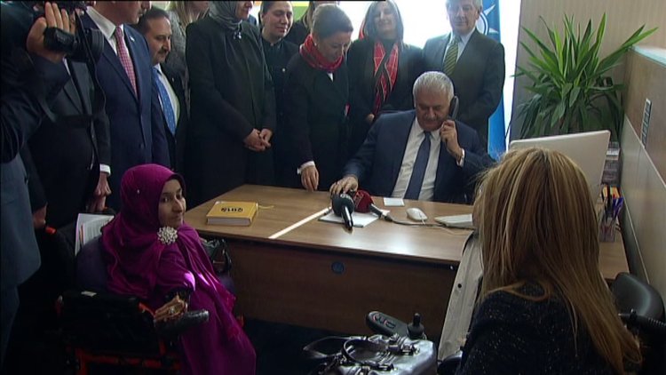 Başbakan Yıldırım, telefona baktı