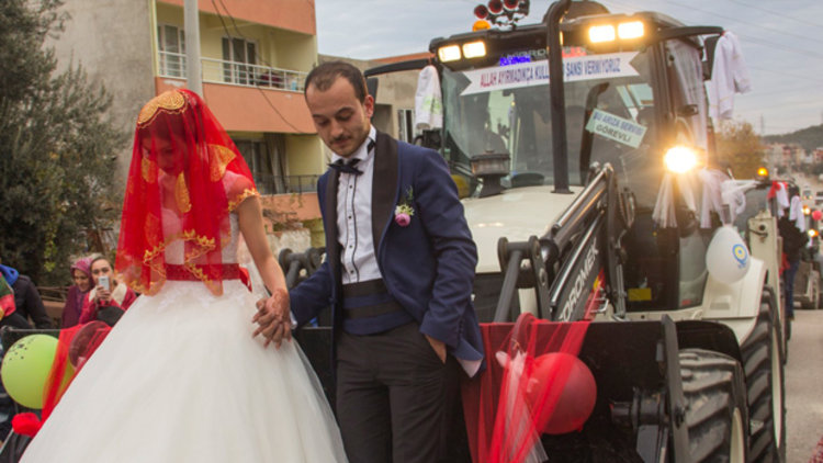 Kepçe ile gelin almaya gitti